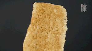 油炸豬皮冷水泡發(fā)，切成菱形。