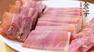 擺盤(pán)后鋪上老豆腐，淋點(diǎn)料酒，灑點(diǎn)白糖上鍋蒸20分鐘。