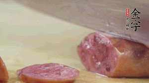 拿出香腸和臘肉，切成片后重新鋪入。