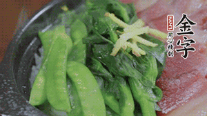 燜好的米飯開(kāi)蓋，放入菜心、荷蘭豆，澆上調(diào)味汁拌勻。
