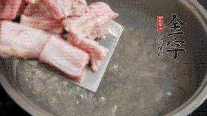 剁成塊狀的排骨洗凈，放入沸騰的鍋中，加姜片汆燙，2分鐘后撈出備用。