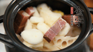 加水沒過食材，加料酒大火煮沸后，再小火燉煮1小時。（如果沒有砂鍋小火燉煮，用電飯煲的煮湯功能、高壓鍋也是可以的。）