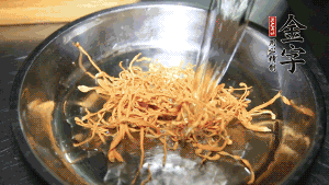 蟲草花用涼水浸泡10分鐘，干香菇溫水泡發(fā)至軟去蒂備用。蓮子、紅棗也可一同清洗干凈。