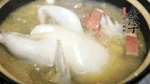 煮沸時加入蟲草花、香菇、紅棗，以料酒調味繼續(xù)小火燉煮1小時左右。
