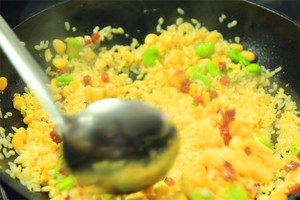 然后加入炒好的食材混合均勻，炒熟即可。出鍋前加少許黑胡椒、鹽和蔥花就可以啦?。?！