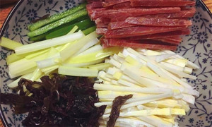 黑木耳泡發(fā)，黑木耳、韭黃、雷筍、青椒切成絲。