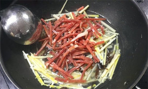 火腿絲、筍絲、黑木耳絲汆水后，瀝干。