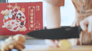 將處理好的老鴨放入冷水鍋中，丟入姜片，冷水煮沸去腥。