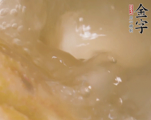 沸騰后撈出蔥結(jié)，小火燉45分鐘，加山藥再燉15分鐘。