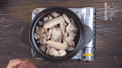 將雞肉塊、火腿、料酒、姜一同放入在燉鍋中，加冷水大火煮開后，小火燉煮40分鐘。