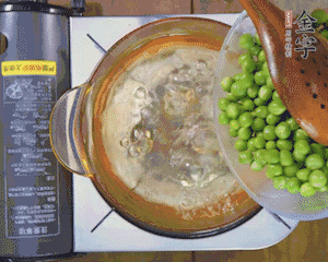 豌豆粒焯水30秒，過涼水。