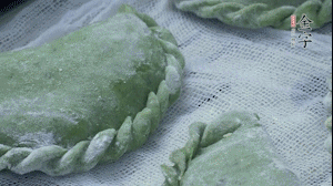 【制作】2.蒸架上墊浸濕的屜布，再放上清明果，大火蒸10~15分鐘，完成，出鍋啦！