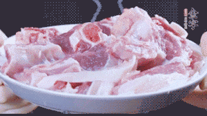新鮮羊肉冷水入鍋，加姜片、清水焯水，除去血沫。