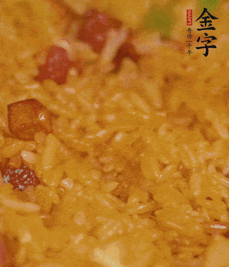 放一撮鹽、生抽少許，倒入炸好的芋頭。最后撒蔥花、蒜末翻炒均勻。