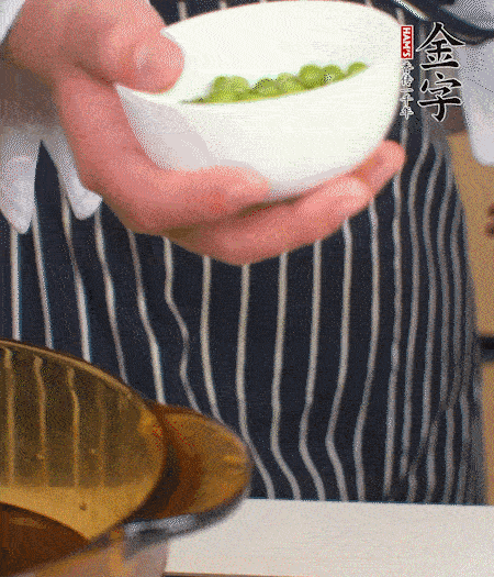 胡蘿卜、豌豆和干花菇焯水。
