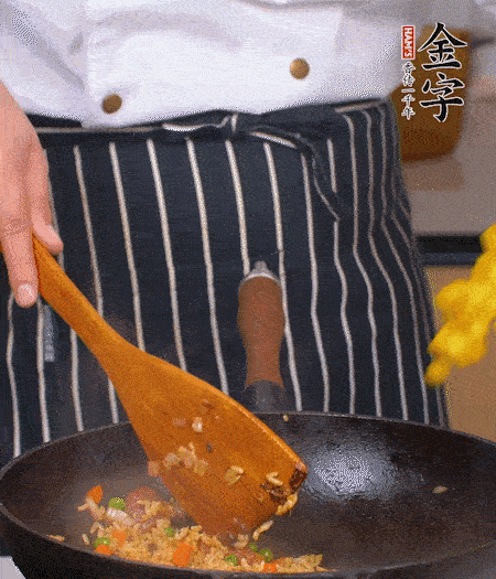 加咖喱塊、少許鹽、白糖調(diào)味，炒至咖喱塊融化后，倒米飯，翻炒至每粒米飯都包裹上咖喱，再放黃椒、青椒粒，出鍋前加菠蘿粒和小蔥翻拌均勻。