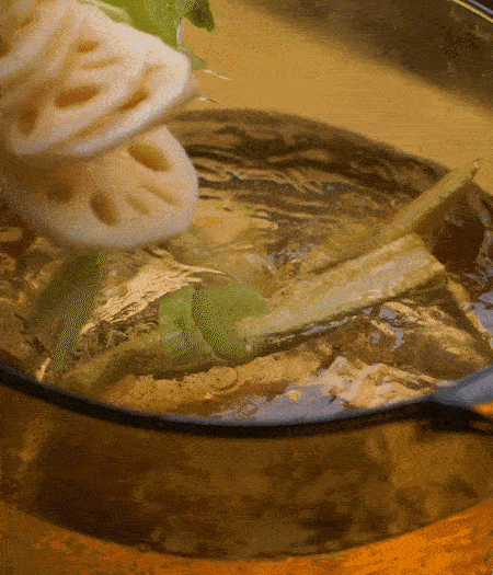 把玉米筍（對半切開）、西芹（切斜片）、蓮藕（切片），放入開水鍋內，加點少許鹽、油，汆燙2分鐘。