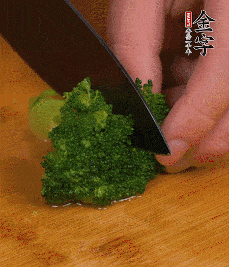 西蘭花用淡鹽水浸泡十幾分鐘后過開水焯燙熟后撈出。