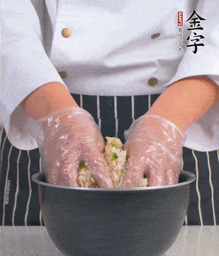 米飯中放西蘭花碎、咸肉丁，加少許黑胡椒、十來滴橄欖油拌勻。