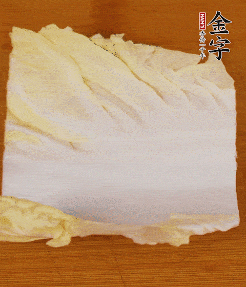 一片白菜一片淡火腿交替疊起，疊個兩三層放進鍋內(nèi)，直到塞滿鍋。