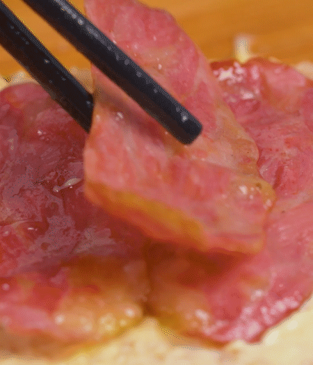 放上火腿、芝士片、生菜，再放一片土司。