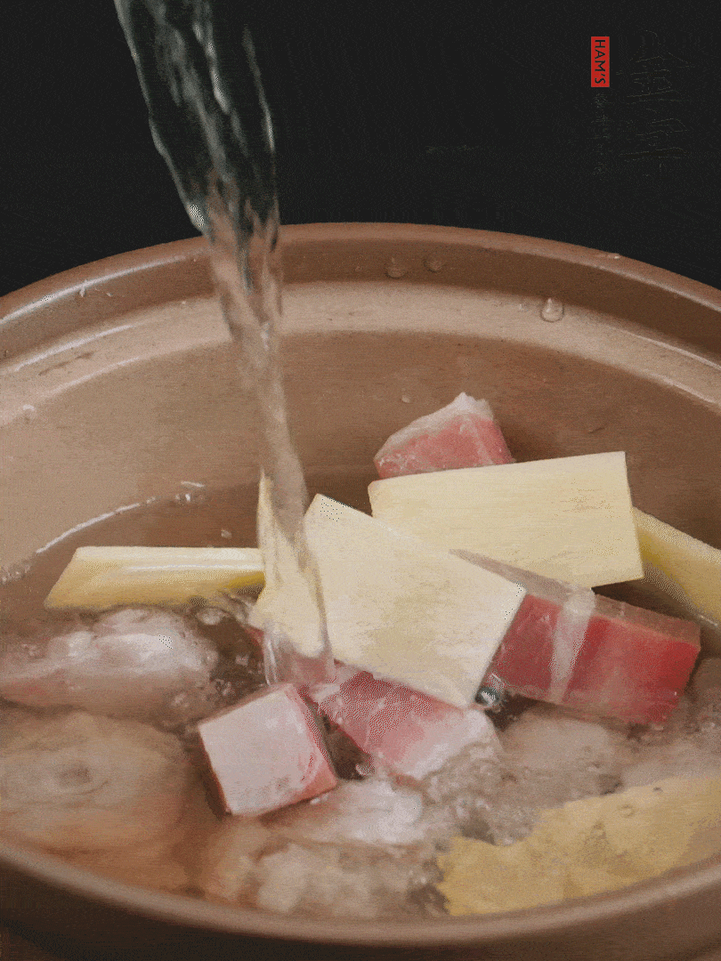雞塊、火腿、姜片加適量料酒、清水燉80分鐘。