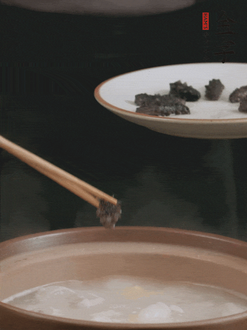 期間雞湯燉到80分鐘時(shí)，加小海參再燉10分鐘。