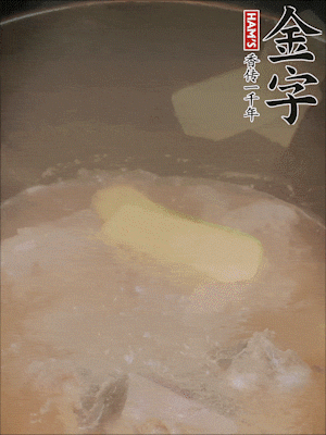 排骨洗凈，加生姜、黃酒焯水，溫水洗凈備用。