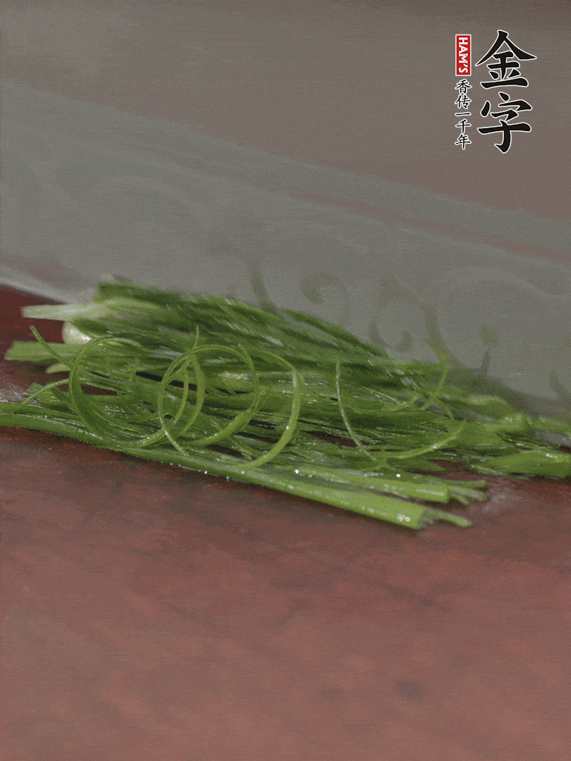 生姜切薄片，紅椒切細絲，小蔥蔥綠切細絲，泡入冰水中保持新鮮。