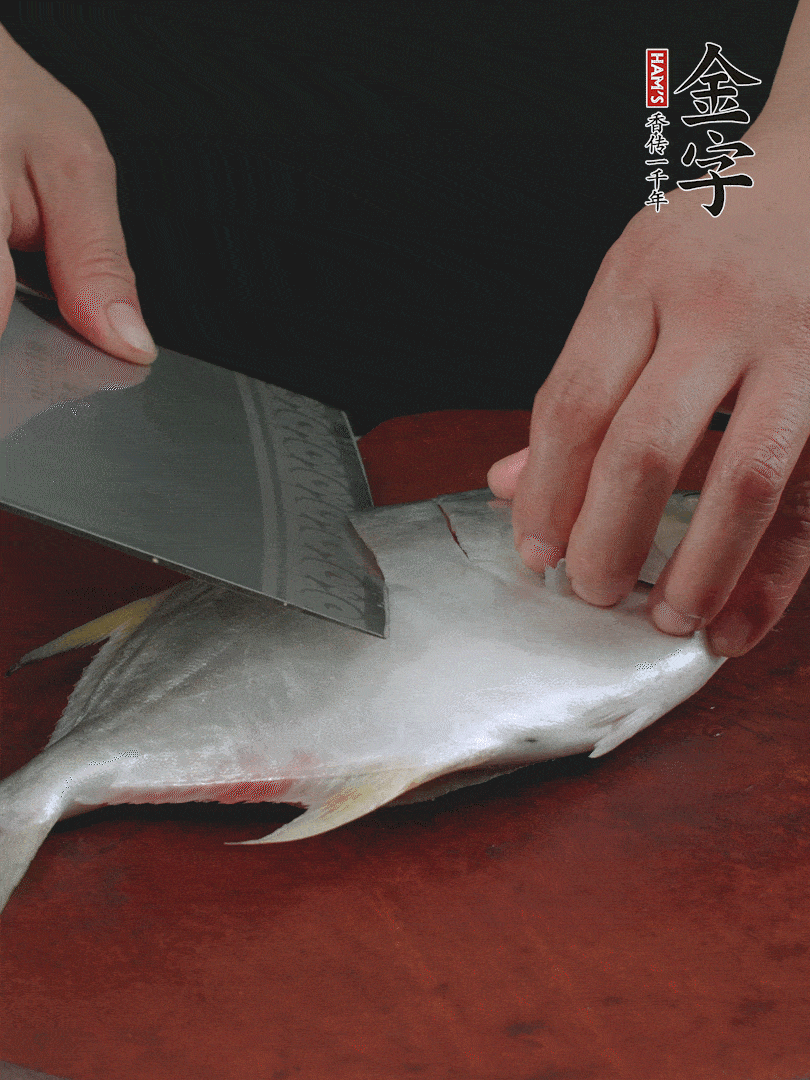 處理干凈銀鯧魚1條，表面斜刀切出花刀。