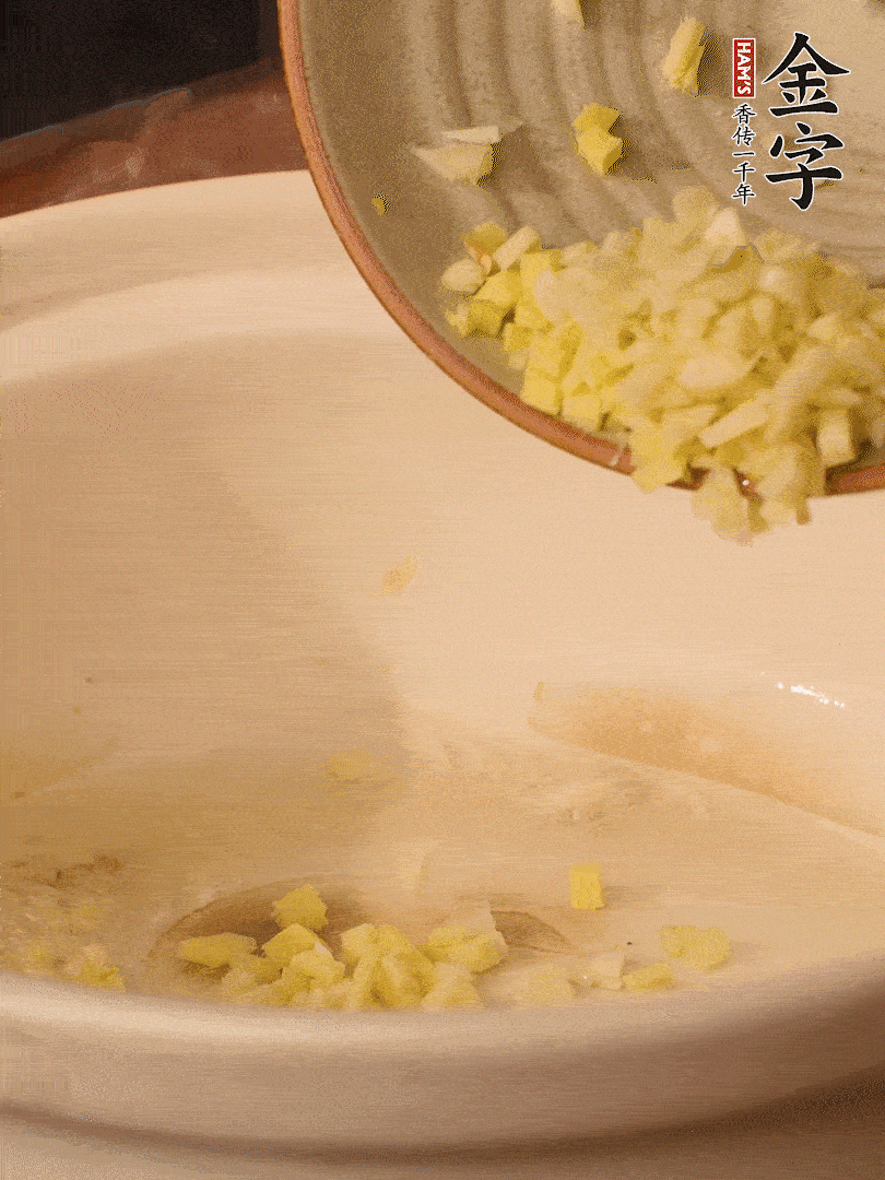 熱油下鍋，姜爆香。下冬瓜略微翻炒。