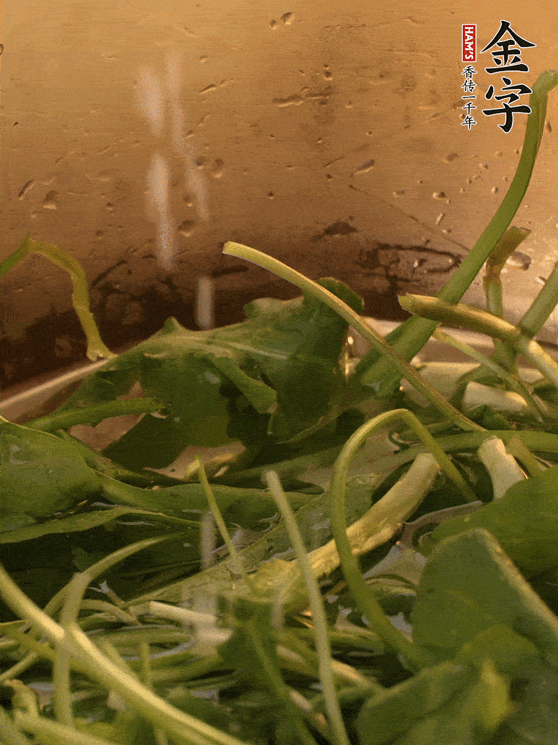 薺菜去掉根部，加小蘇打、鹽熱水沸騰燙軟。