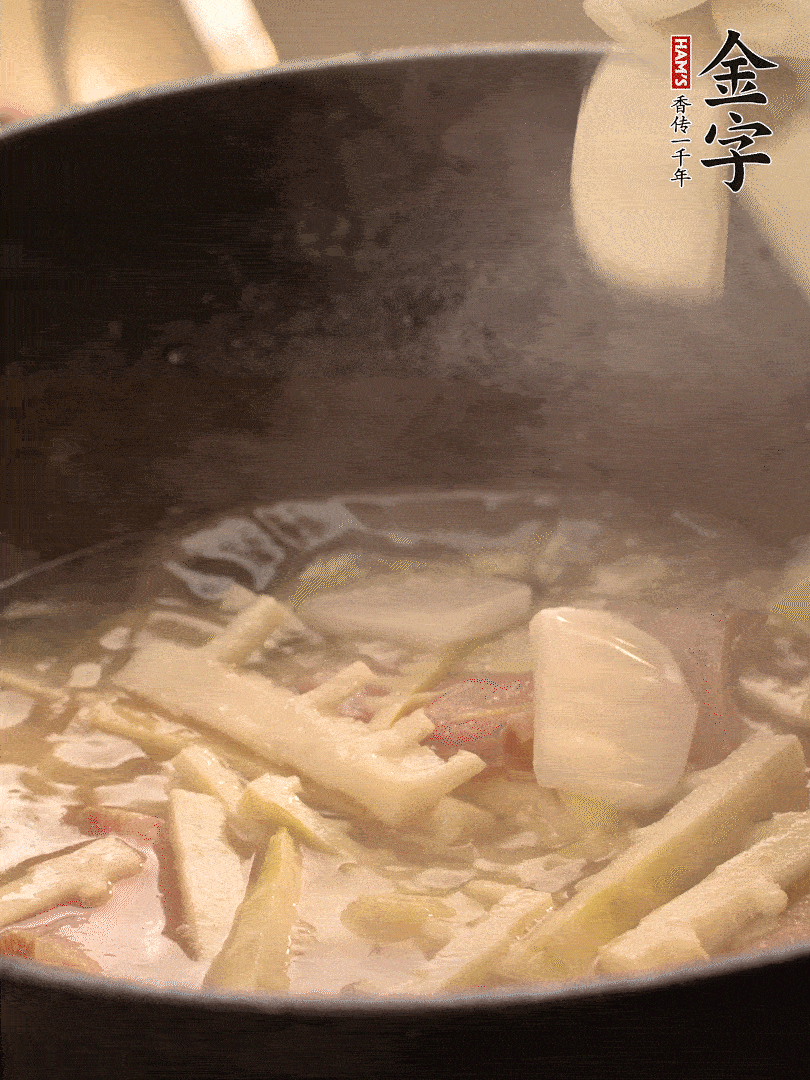 加一點(diǎn)開(kāi)水后，放年糕燜2分鐘至軟。