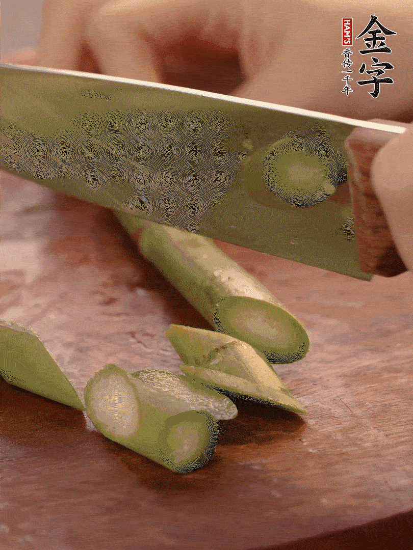 蘆筍去掉底部老的部分，斜切成段。白玉菇去掉根部，日本豆腐切成圓厚片。