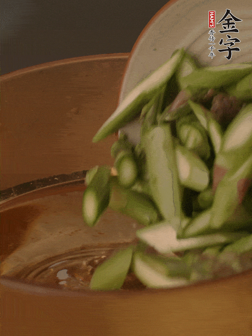 蘆筍、白玉菇焯水30秒備用。