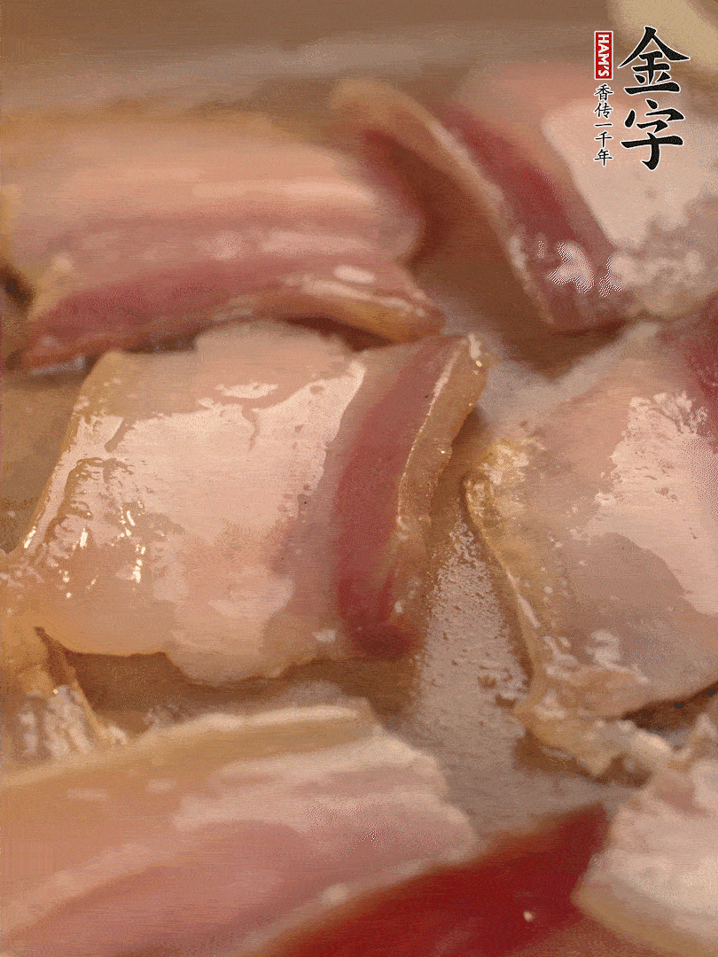 鍋中熱油煸香大蒜、咸肉。
