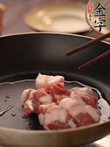 五花肉切條，煎到兩面金黃。