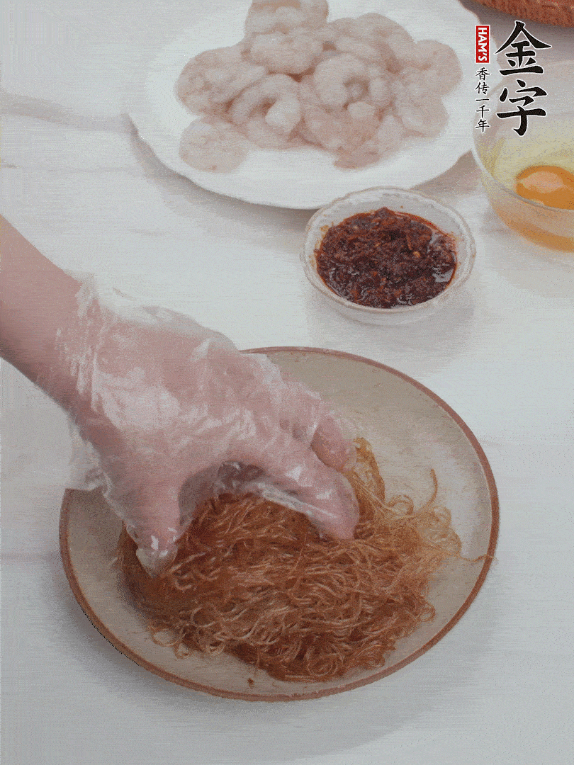 粉絲泡軟后，入沸水煮10秒，撈出后加1/2勺老抽、1/2勺食用油挑松。