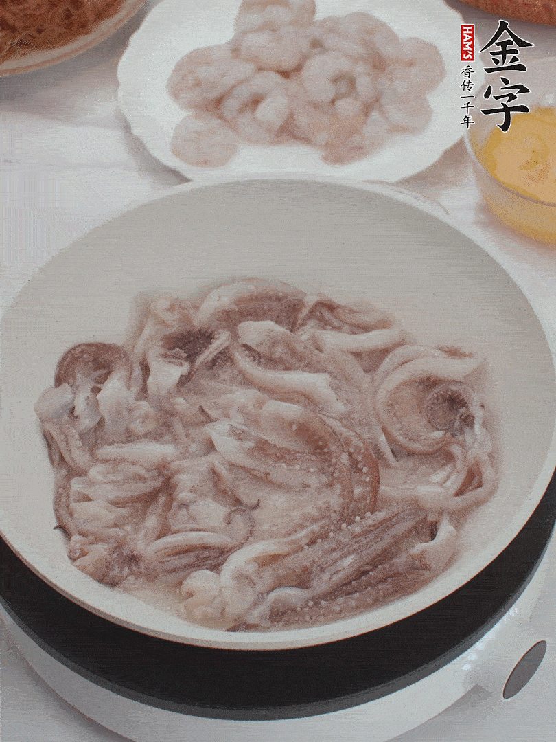 蝦仁、魷魚滑油，蛋液炒制半熟。
