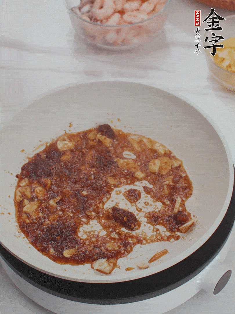 冷鍋熱油，1大勺金字火腿XO醬、蒜末炒香，倒粉絲一起炒。