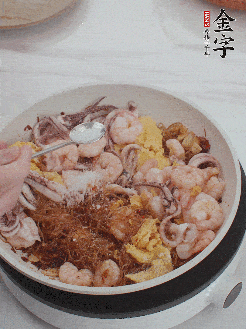 加雞蛋，蝦仁，魷魚混合。