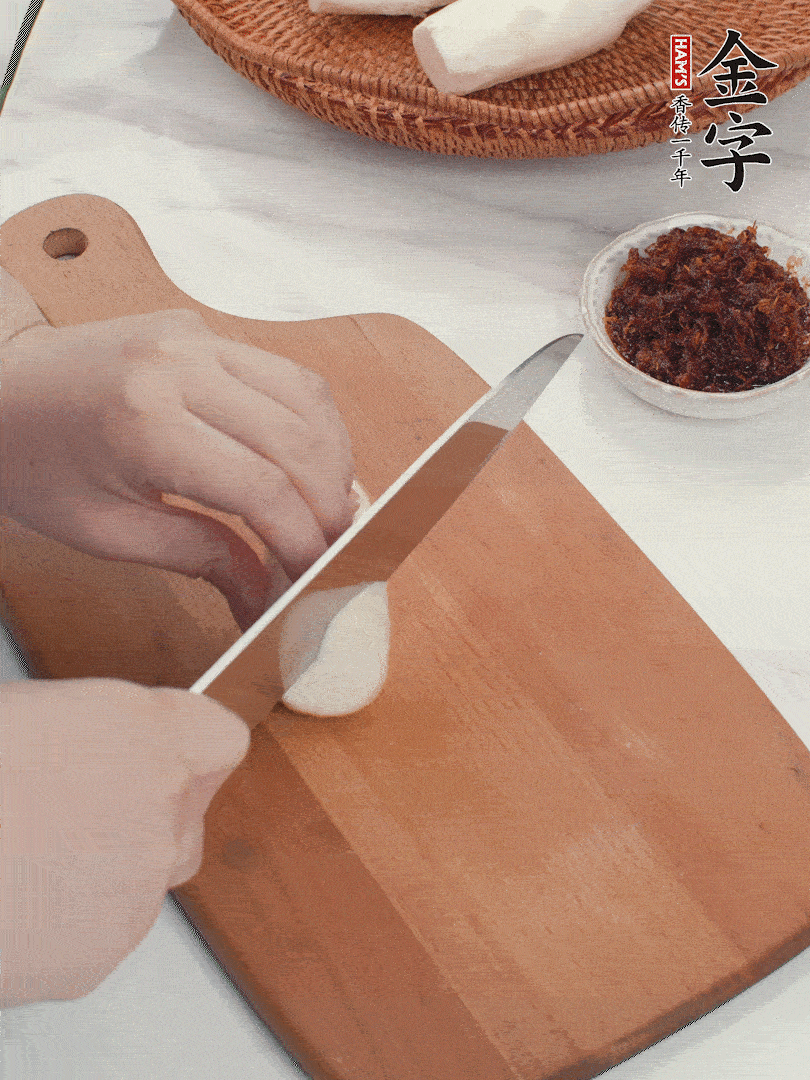 茭白剝殼，洗凈后切滾刀塊。