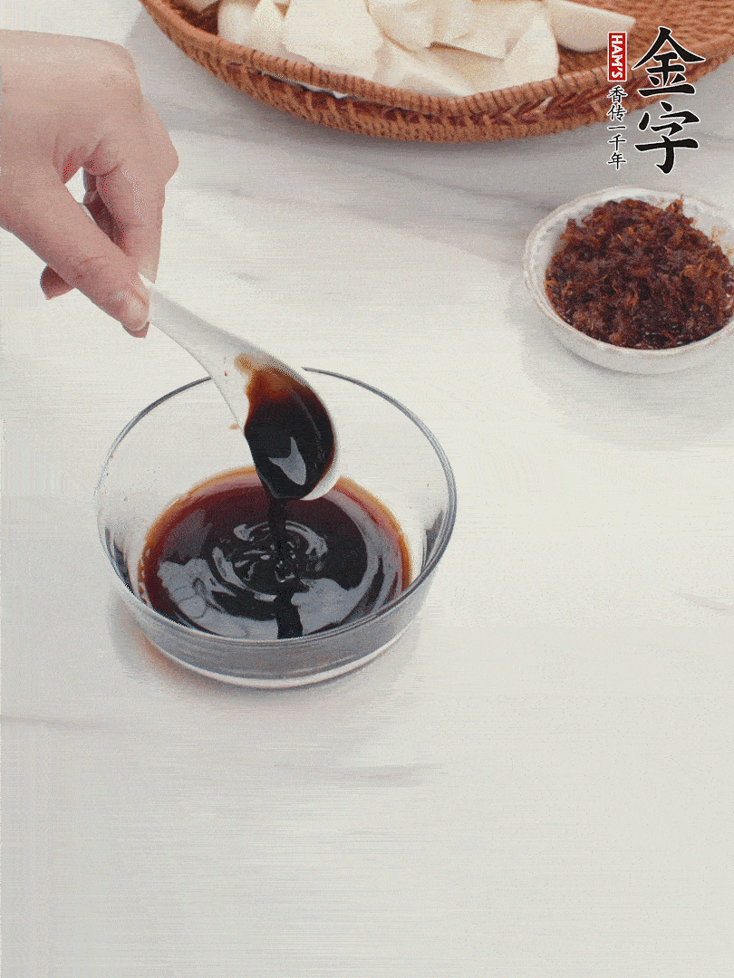 將生抽、老抽、黃酒和白砂糖在小碗里調(diào)成味汁。