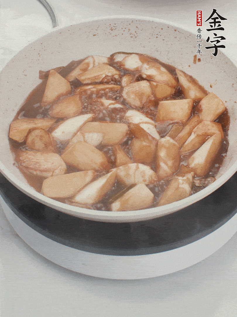 待茭白煸到微微發(fā)黃加入調(diào)好的味汁翻炒。加一小碗清水蓋蓋子燜3-4分鐘。
