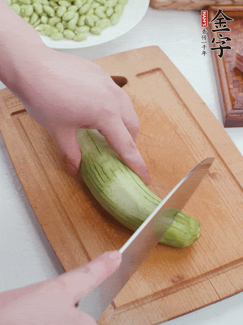 絲瓜去掉外皮，去掉兩端，切成滾刀塊。
