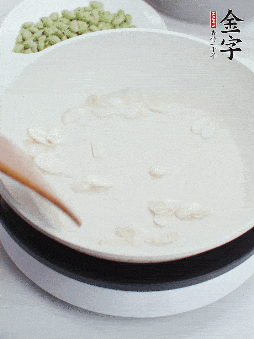 金字淡咸肉煮15分鐘，撈出切片。油5成熱時(shí)，蒜末、咸肉爆香。