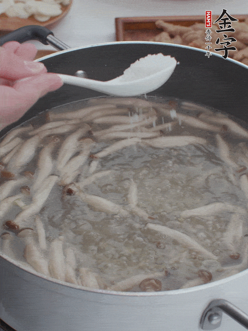 1勺鹽、一點胡椒粉調(diào)味。