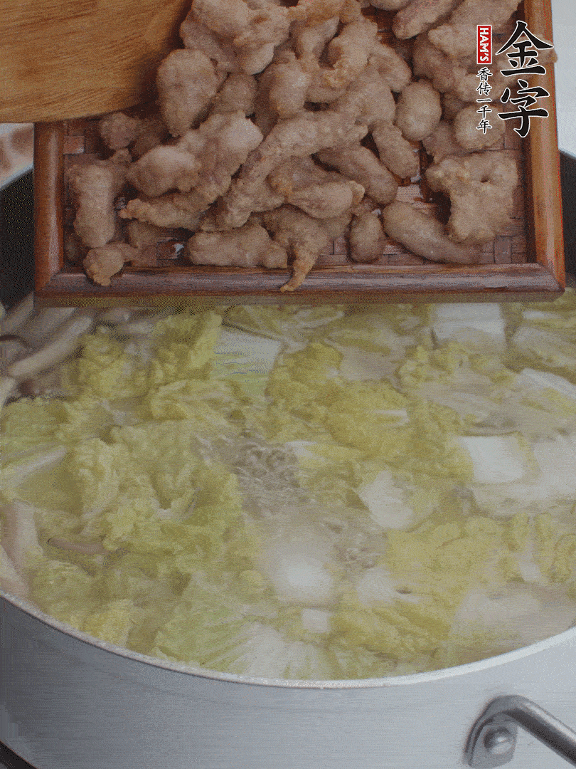 水開后煮10分鐘，下娃娃菜、小酥肉煮3分鐘。
