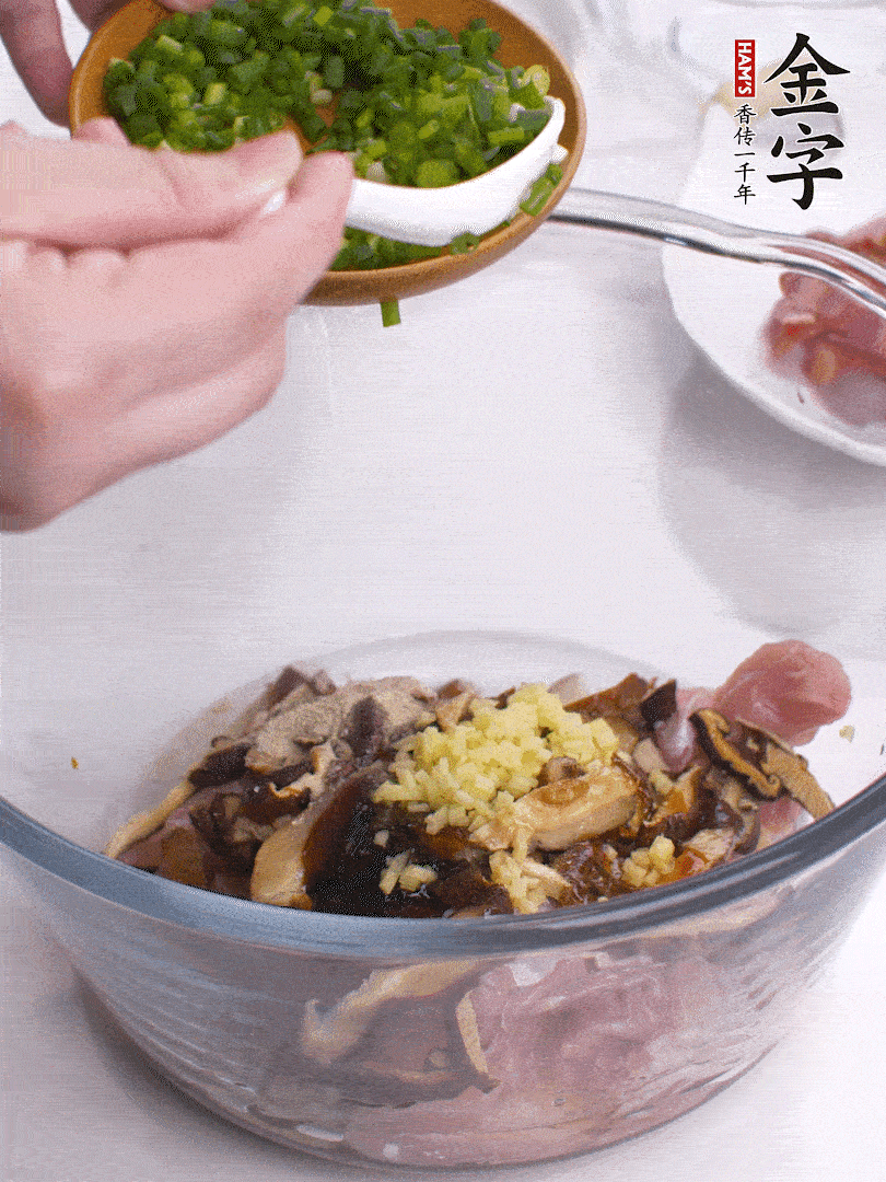 雞肉、香菇混合，加清水1/3杯、料酒1勺、蠔油1勺、鹽1勺、糖1/4勺、白胡椒1/4勺、食用油1勺、香油1/4勺、姜末、蔥花，攪拌均勻腌制2小時。