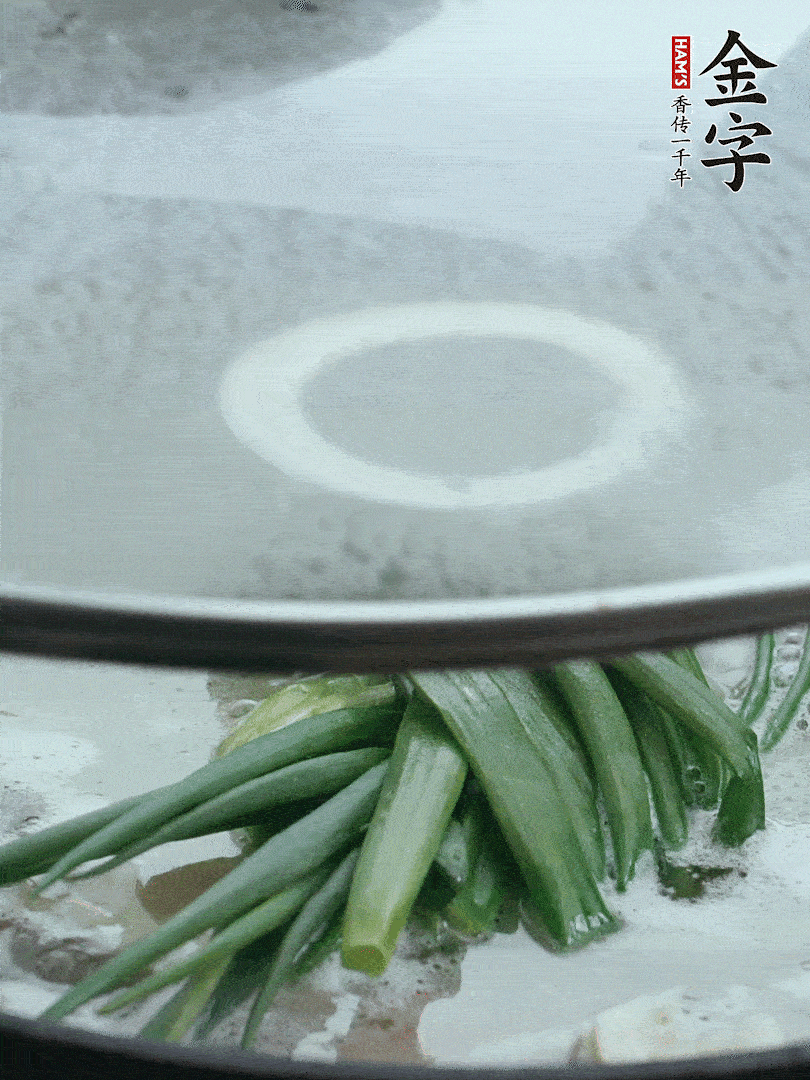 加蔥結(jié)去腥，大火開后中火燒20分鐘。